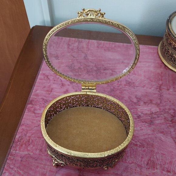 Vtg Oval Gold Tone Filigree Ormolu Footed Jewelry Box w/ Clear Glass Hinged Top - Picture 11 of 16